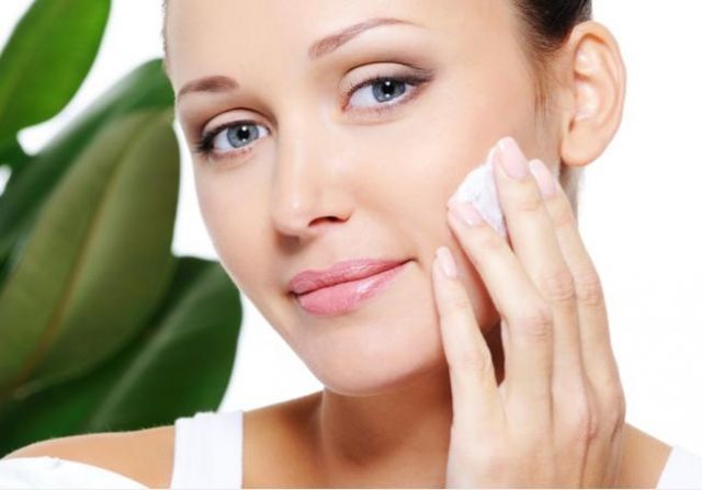 معلومة مؤكدة.. تنظيف البشرة ليلاً غير كافٍ