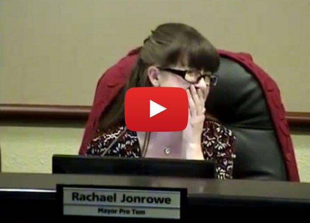 بالفيديو - مستشار بلدي يتعرض لموقف محرج داخل المرحاض