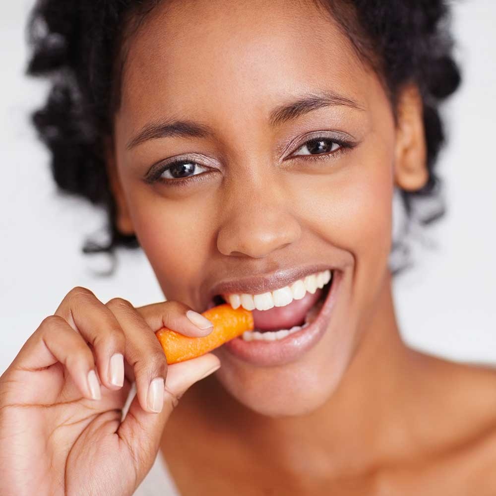 تريدين الحصول على لون بشرة مايا دياب؟ 6 أطعمة عليك تناولها لسمرة صحيّة