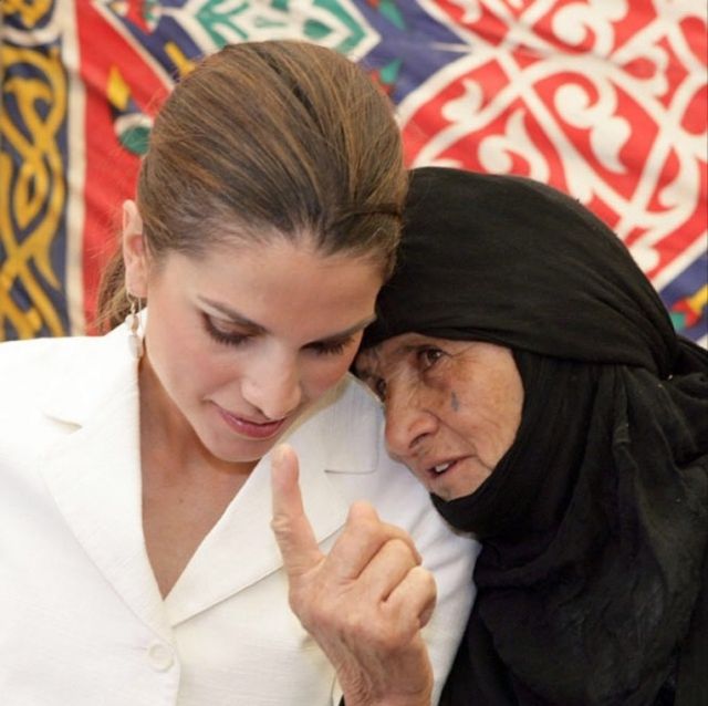 الملكة رانيا تفتح الباب واسعاً إلى حياتها اليومية عبر مواقع التواصل