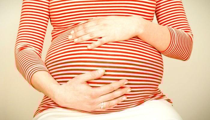 أم تنجب توأماً من أبوين مختلفين