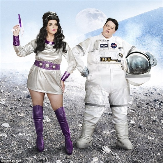 بالصور- امرأة تحتفل بفقدانها 63 كيلو غراماً من وزنها بطريقة طريفة جداً