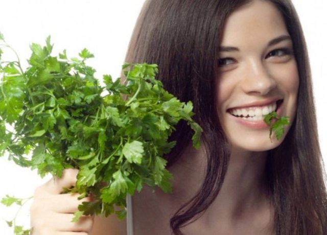 البقدونس للشعر؟!.. تعرفي على وصفات رائعة وسهلة