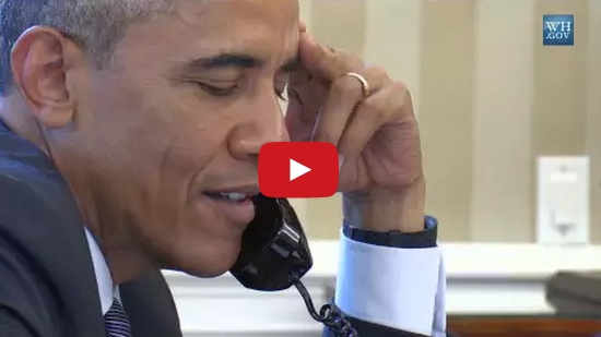 بالفيديو: هل تخيلتِ يوماً أن يرن الهاتف وتجيبي، ليتضح أن المتصل هو رئيس بلدك؟ اقرأوا ماذا حصل مع أوباما
