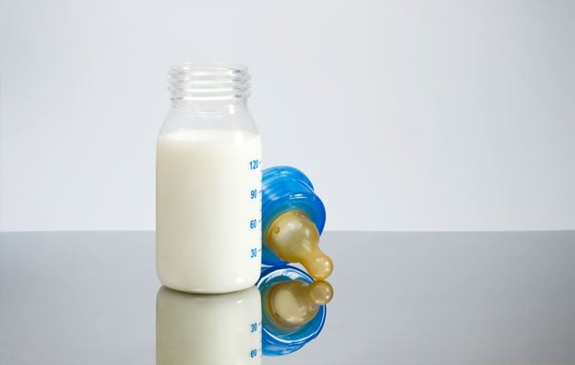 تحذير لكل أم: زيادة الماء إلى حليبك قاتل لطفلك!