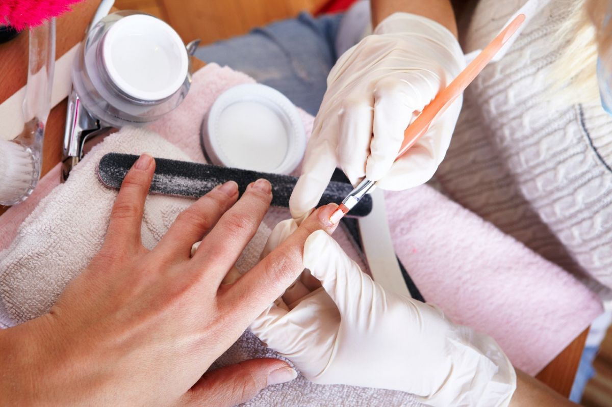 عاملات صالونات العناية بالأظافر في خطر... إحذروا رائحة طلاء الأظافر