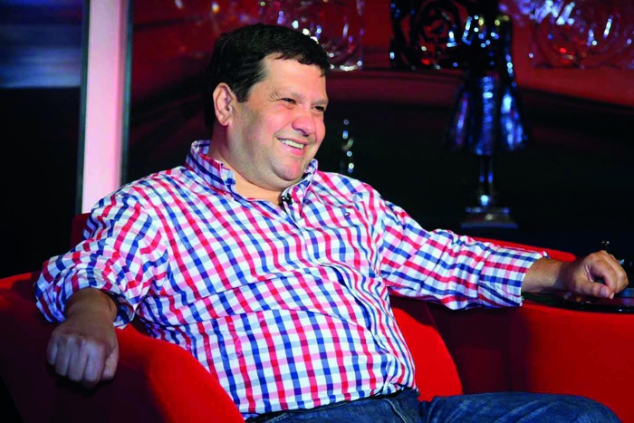 عبده وازن يجابه الخوف بالحياة: «الأيام ليست لنودّعها» ديوان جديد