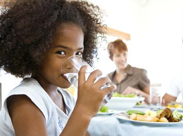 هل شرب الماء مضرّ أثناء تناول الطعام؟