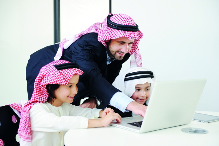 وسائل التواصل الاجتماعي الحديث: هل أفقدت التربية هيبتها؟