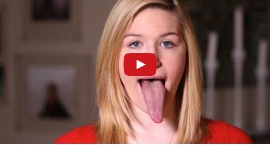 بالفيديو: هذه الفتاة تطال عينها بلسانها!