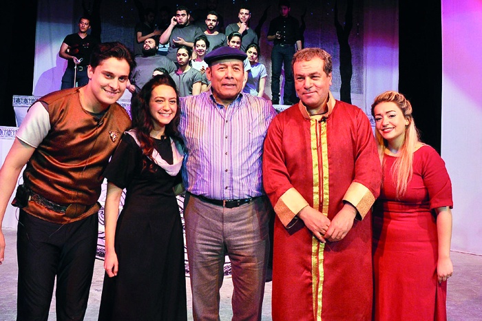 أحمد ماهر وأحمد الكحلاوي يحتفلان بأبطال «هنا أنتيغون»