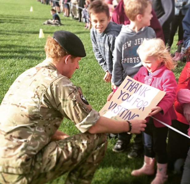 شاهدوا الأمير هاري يرقص في قاعدة عسكرية