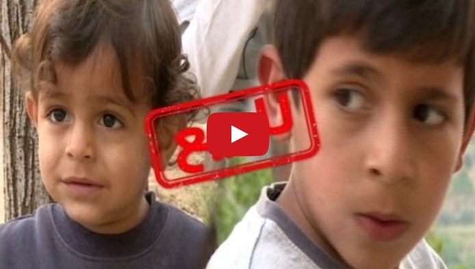 بالفيديو - أب يعرض بيع اثنين من أطفاله