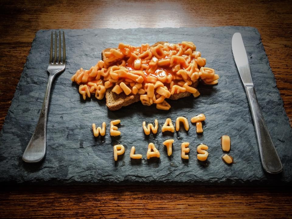 صور لحملة ضدّ مطاعم تقدم الأطباق على أغطية القمامة والأحذية!!