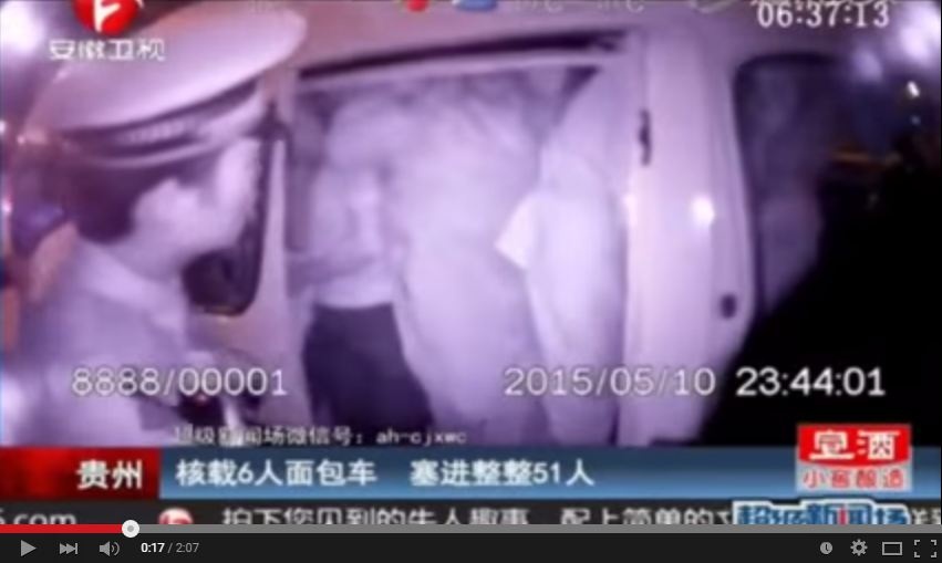 بالفيديو: أوقفته الشرطة وصُدمت لما وجدت في سيارته