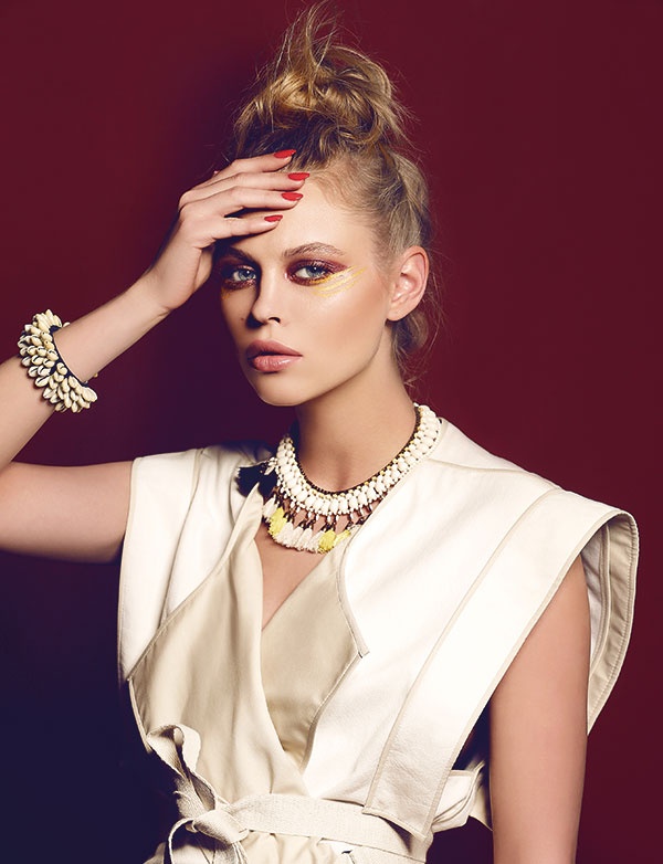 ألوان أفريقيا الدافئة. ظلال بألوان ترابية تراوح بين البرونزي والأصفر والأحمر. هيا! استعملي ألوان الحرب!