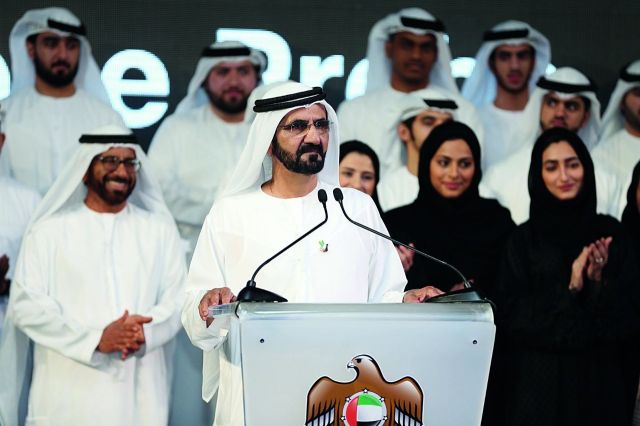 محمد بن راشد للمشاركين في استكشاف المريخ: «لو رآكم زايد اليوم لدمعت عيناه»!