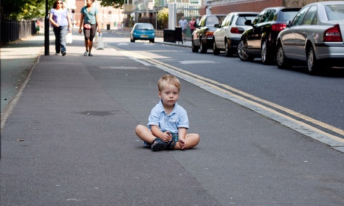 إليك أفضل الطرق للتعامل مع طفلك العنيد