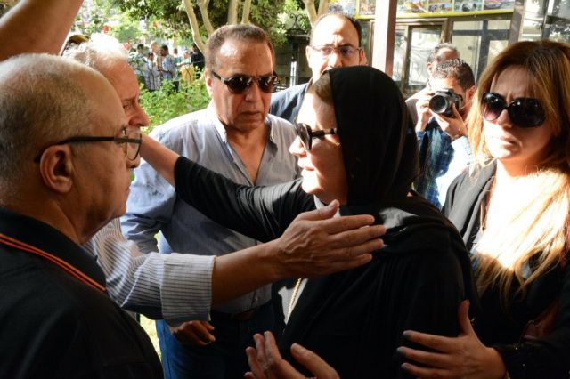 ميمى جمال تتلقى التعازى