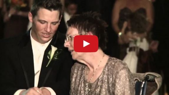 بالفيديو - شاهدوا ماذا فعل شاب لأمه المُقعَدة في زفافه