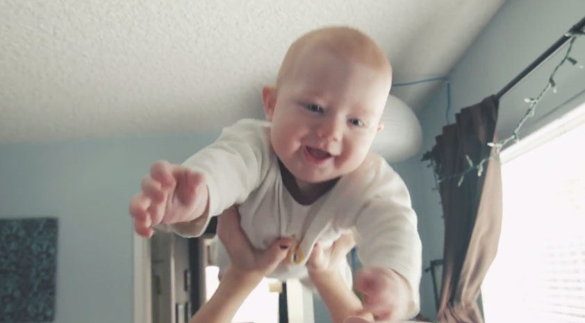 بالفيديو- بين لمسات يديك وطفلك سر، اكتشفيه