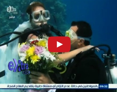 بالفيديو- مراسلا cbc يحتفلان بزفافهما تحت الماء ويرقصان 
