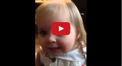 بالفيديو- طفلة تغني قبل أن تتكلم!