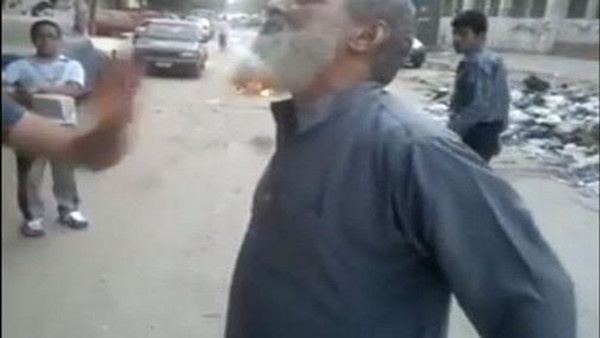 فيديو يثير الغضب لشابين يحرقان لحية مسن