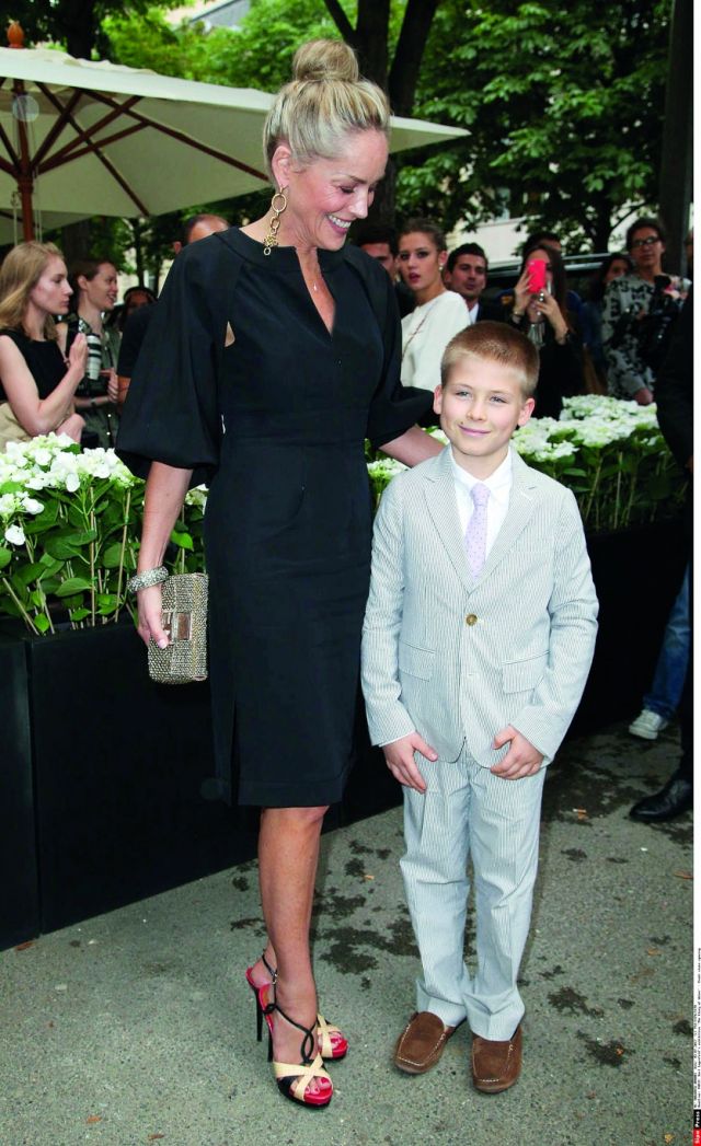 شارون ستون متألقة رغم سنواتها الـ 57