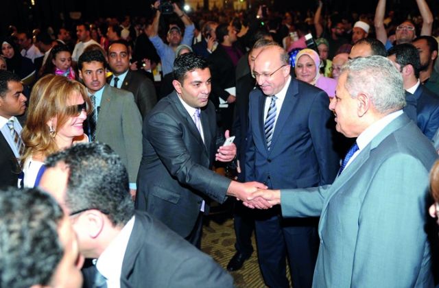 محلب يصافح الحضور بوجود يسرا