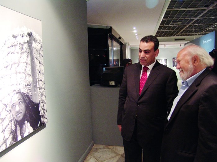 رمسيس مرزوق في معرضه الأخير رسام النور... يوثق لأعماله الفوتوغرافية