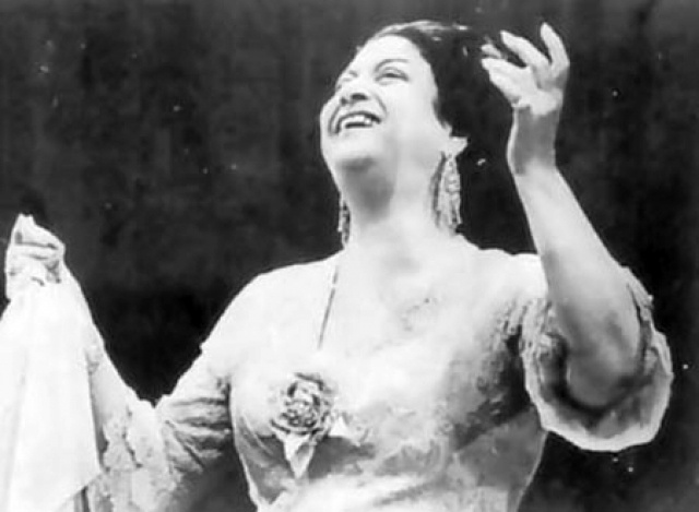 شاهدوا أول صورة لأم كلثوم حينما سافرت باريس لأول مرة