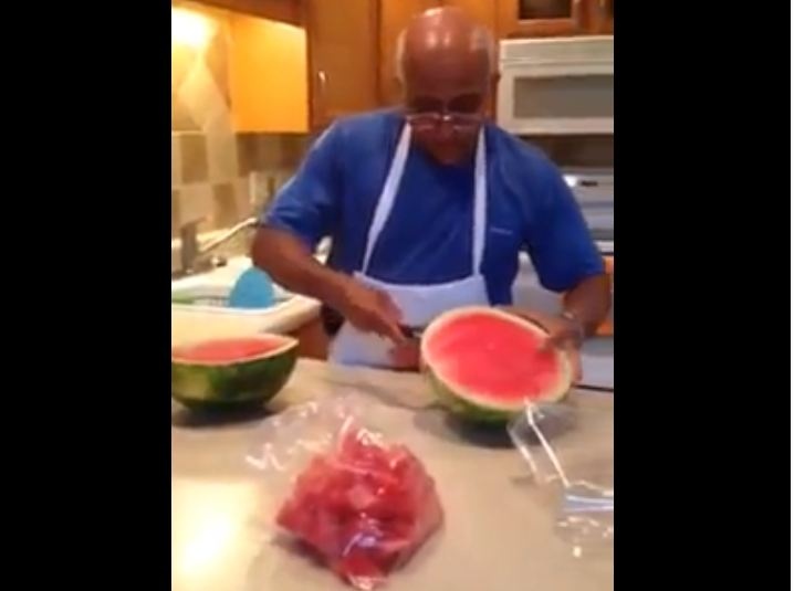 بالفيديو- أسرع طريقة لتقطيع البطيخ وبسهولة تامة...