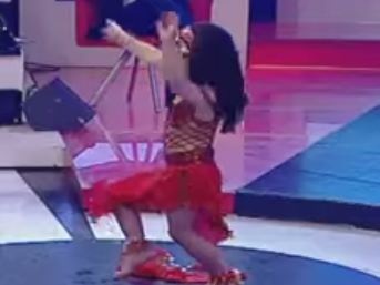 فيديو مذهل- طفلة في الخامسة من عمرها، تعلّمكِ درساً في الرقص الشرقي