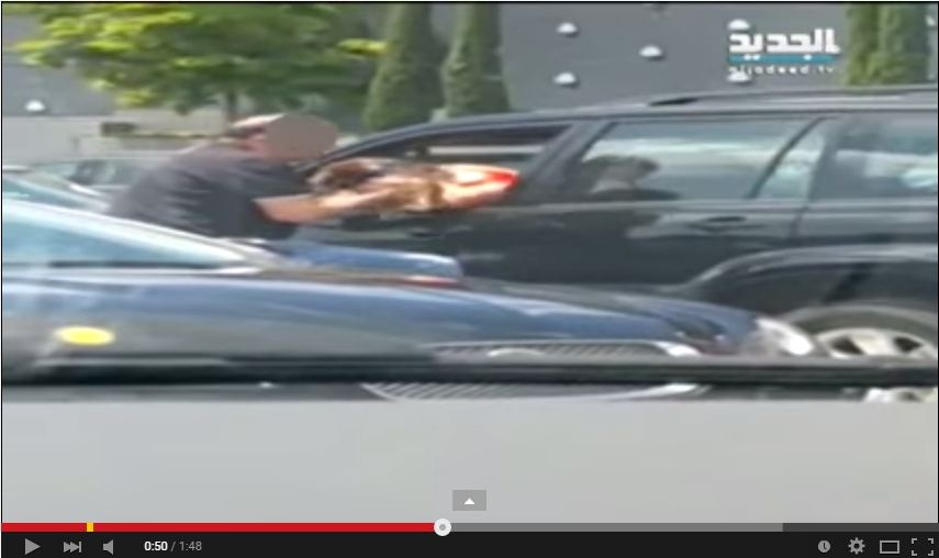 بالفيديو- رئيس بلدية يضرب زوجته بطريقة وحشية في الشارع