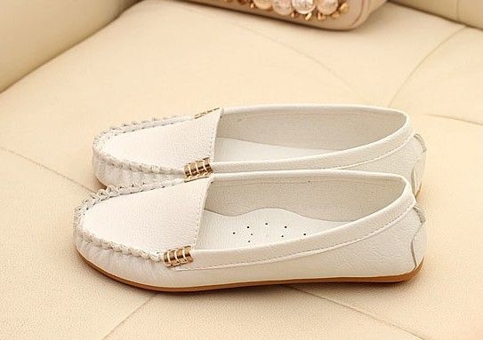 4 مواد منزلية لتنظيف الأحذية البيضاء