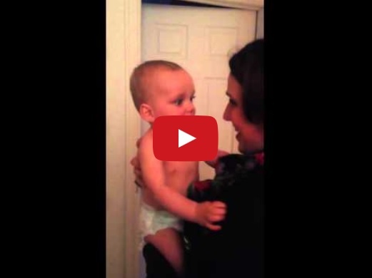 بالفيديو ـ رضيع يرى شقيقة أمه التوأم لأول مرة... شاهدوا ردة فعله