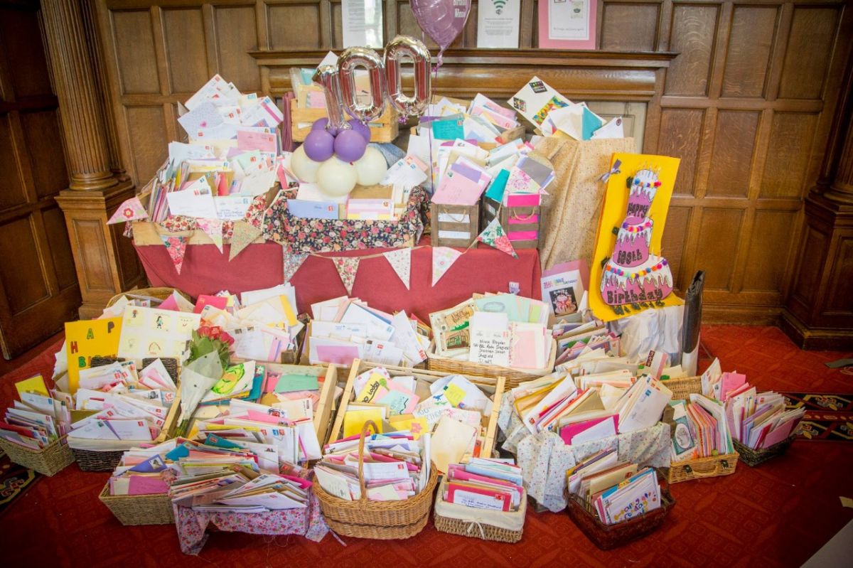 بالفيديو ـ تلقت 16 ألف بطاقة معايدة في عيدها المائة و200 باقة ورد! من هي؟