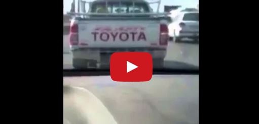 بالفيديو- خليجي يكاد ينهار بسبب ما كتبه مصري على سيارته