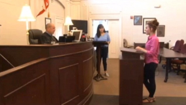 بالفيديو - ماذا فعلت هذه الفتاة لتستحق عقوبة غريبة جداً!؟