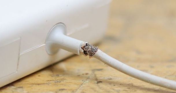 بالفيديو: كيف تُحافظ على شاحن هاتفك لمدة أطول؟