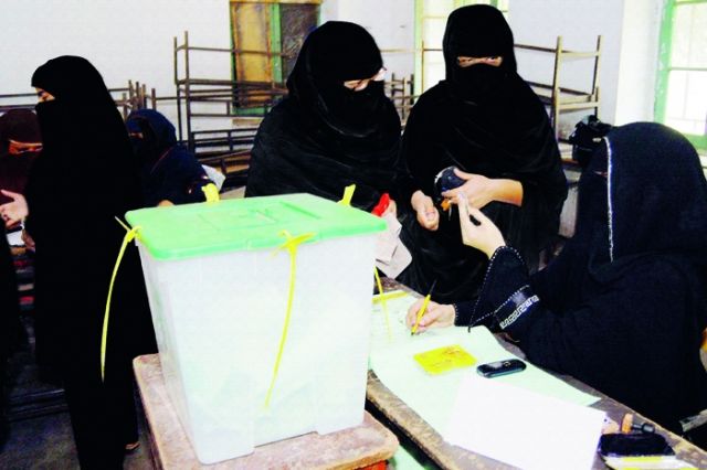 المشاركة الأولى «لهنّ» في انتخابات المجالس البلدية: المجتمع يترقب... والسعوديات يتدربن لخوض معركة الانتخابات