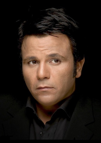 فيديو نادر- من هي ملكة الجمال التي غنى لها محمد فؤاد قبل 25 عاماً؟