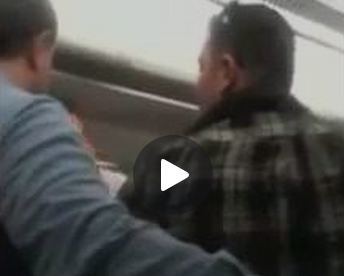 بالفيديو- إشكال في الطائرة تسبب بحالة ذعر بين الركاب... تسعة مسافرين تجنّب الجلوس بجانبهم!