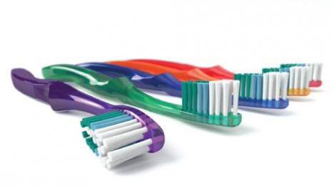 أبحاث جديدة وخطيرة- فرشاة أسنانك قد تنقل البراز إلى فمك!