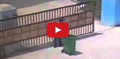 بالفيديو- قتلته سلة المهملات!