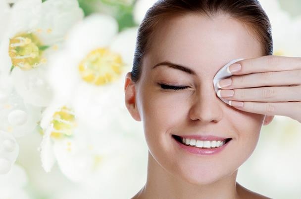 وصفة سهلة من قارئات لها للتخلص من انتفاخ العينين نهائياً