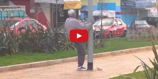 بالفيديو – عجوز عربي يتحدى ميسي ورونالدو بلياقته البدنية وحركاته المذهلة !