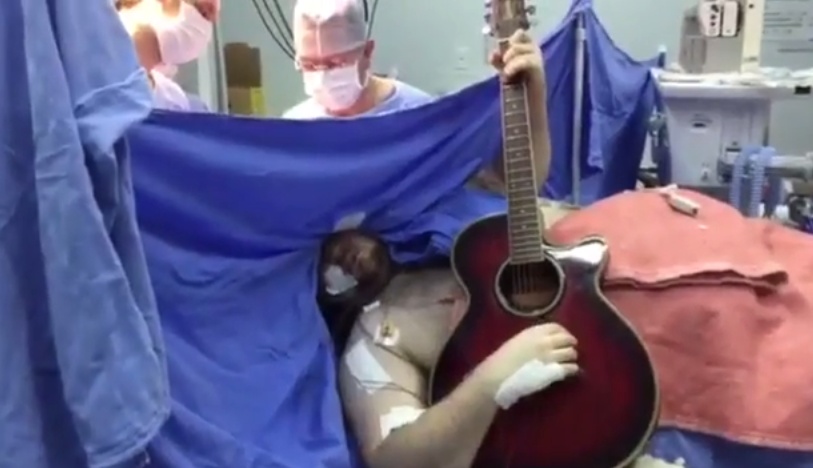 بالفيديو- شاب يعزف الغيتار خلال استئصال ورم من دماغه!