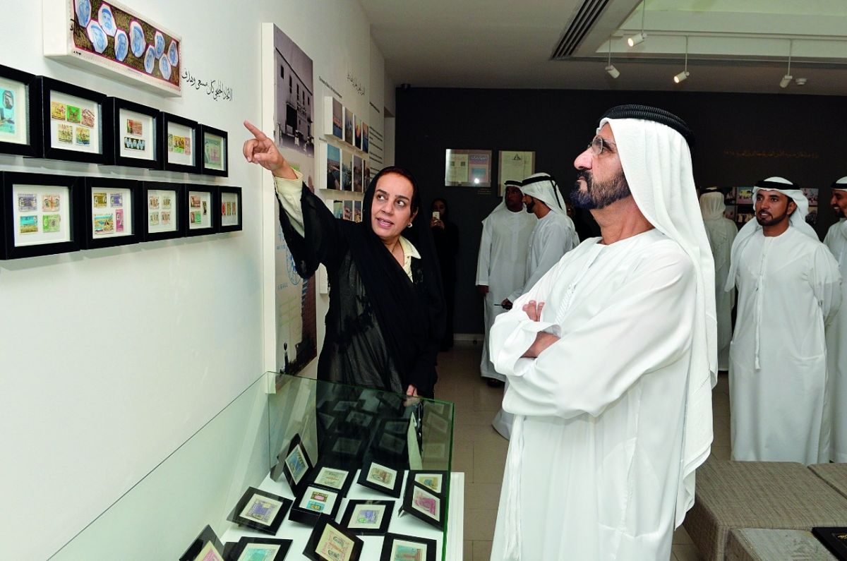 محمد بن راشد يزور متحفاً خاصاً بالمرأة